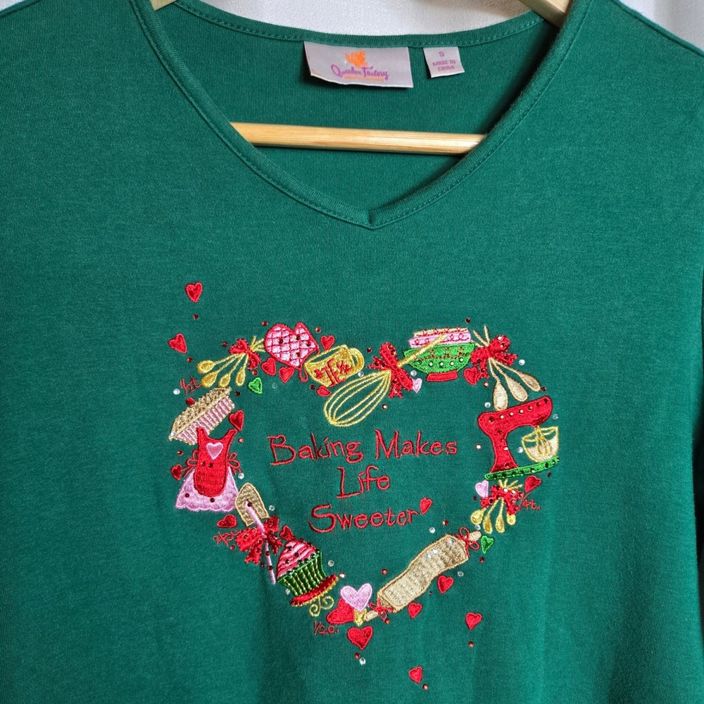 Quaker Factory Green Embroidered Holiday Baking Makes Life Sweeter Top Size S - Picture 2 of 8